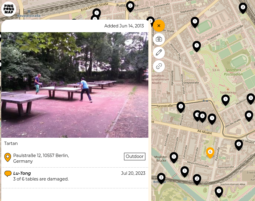 Screenshot von https://pingpongmap.net/: Karte, in der die Standorte von Tischtennisplatten verzeichnet sind. Beispielort, zu dem ein Foto der Platten, Adresse und Angaben zu Untergrund und Beschaffenheit der Platten angegeben sind.